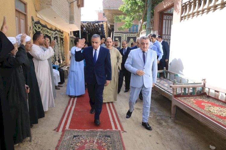 " الفقي " يؤدي واجب العزاء في وفاة والدة " رئيس جامعة سوهاج