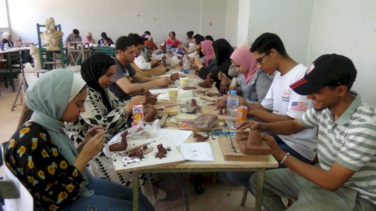 رئيس جامعة المنيا يفتتح معرضي "إطار حر" و "طائر القصاصات" بـ"فنون جميلة المنيا"
