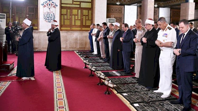 بالصور الرئيس السيسي يؤدي صلاة العيد بمسجد القوات الجوية