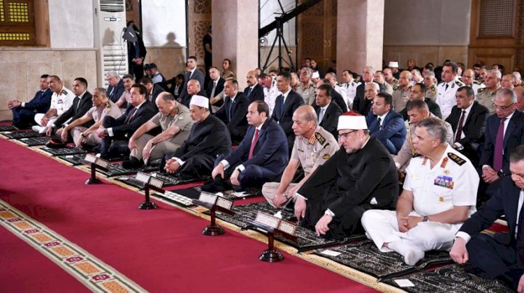 بالصور الرئيس السيسي يؤدي صلاة العيد بمسجد القوات الجوية