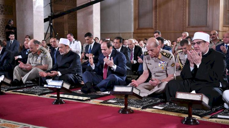 بالصور الرئيس السيسي يؤدي صلاة العيد بمسجد القوات الجوية