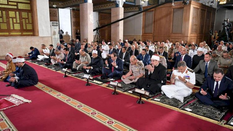 بالصور الرئيس السيسي يؤدي صلاة العيد بمسجد القوات الجوية