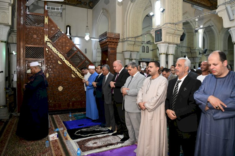 محافظ قنا يؤدى صلاة عيد الأضحي المبارك بمسجد العارف بالله سيدى عبدالرحيم القنائى