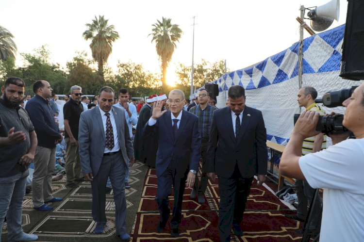 محافظ المنيا يؤدي صلاة عيد الأضحى بساحة مدرسة الفريق صفى الدين أبو شناف