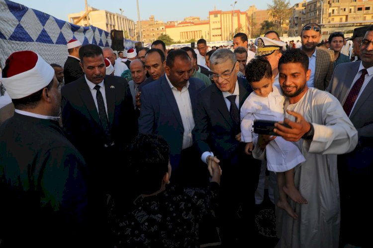 محافظ المنيا يؤدي صلاة عيد الأضحى بساحة مدرسة الفريق صفى الدين أبو شناف