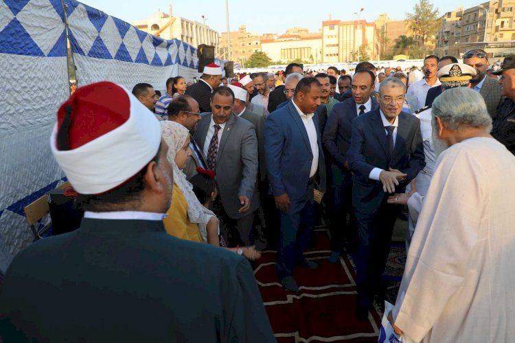 محافظ المنيا يؤدي صلاة عيد الأضحى بساحة مدرسة الفريق صفى الدين أبو شناف