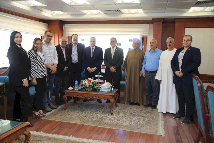 في حب منقطع النظير اهالي سوهاج يهنئون الفقي بالعيد في المحافظة