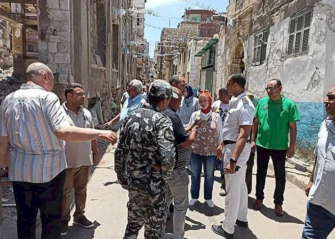 بالصورانهيار مبني بحي الجمرك  في الاسكندرية بلا سكان والشارع خالي من المارة