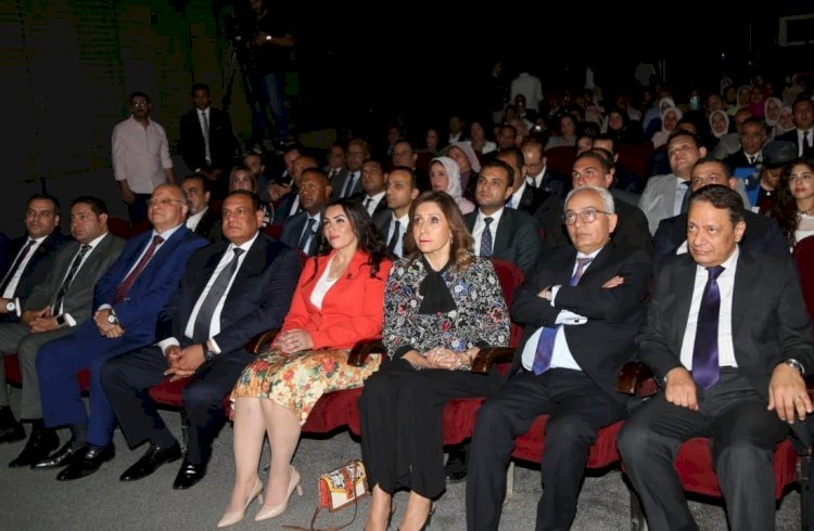 الوزيرة تشاهد عرض مسرحي "فلوسك ايه؟" بالهناجر