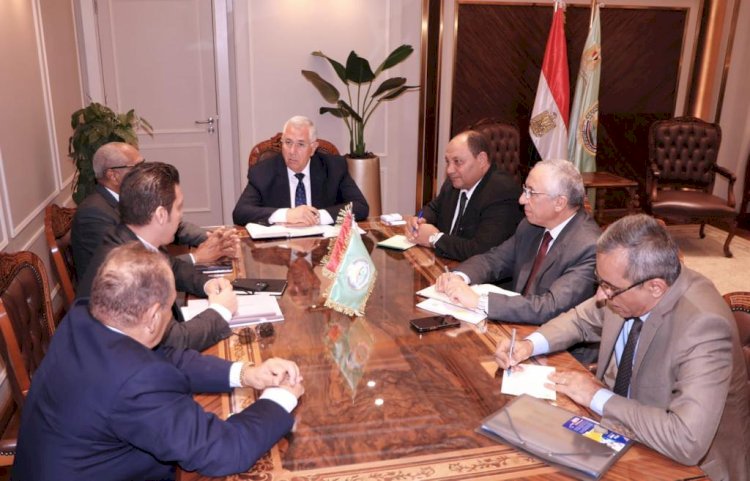 وزير الزراعة يبحث مع مسئولي إحدى كبرى الشركات الليبية زيادة حجم استثمارتهم في مصر