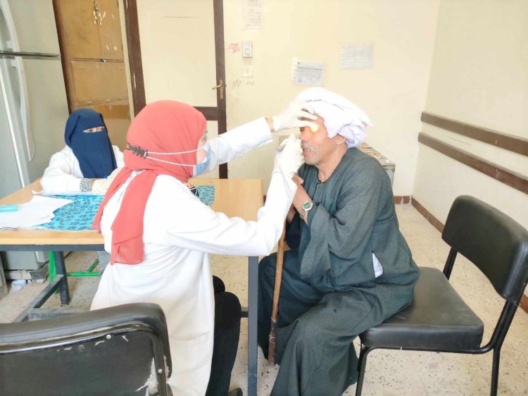 توقيع الكشف الطبي على 1455 حالة خلال قافلة علاجية بابوقرقاص بالمنيا