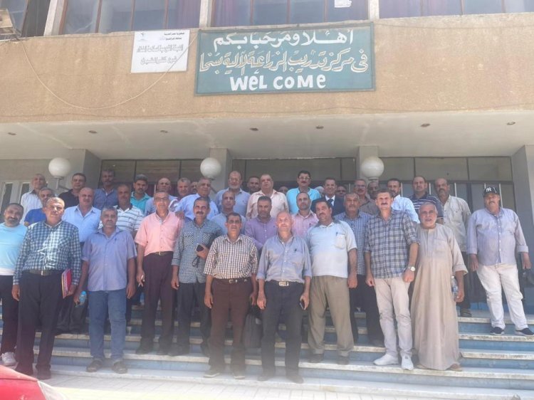 معدات الزراعة في مواقع عمل الصوب والتجهيز لحصاد الأرز والذرة