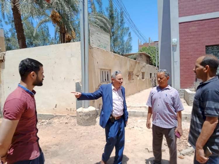 محافظ المنيا يتابع تنفيذ مشروعات حياة كريمة بمركزى ديرمواس وأبوقرقاص