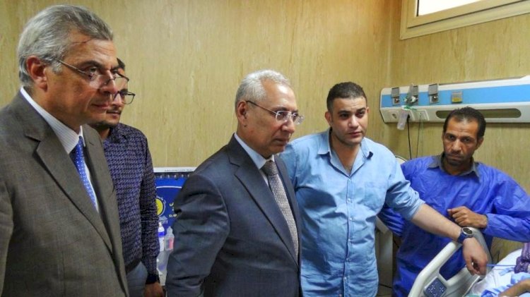 رئيس جامعة المنيا يزور مستشفي الطوارئ للاطمئنان علي طالبة الحادث الاليم