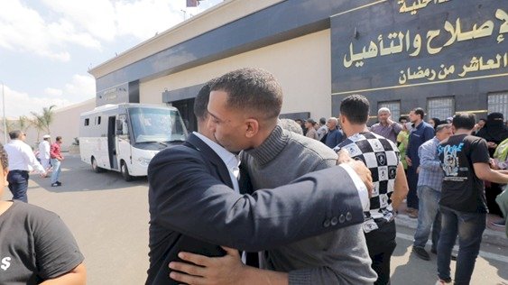الإفراج عن ٣٣٢٨ بمناسبة احتفالات أكتوبر