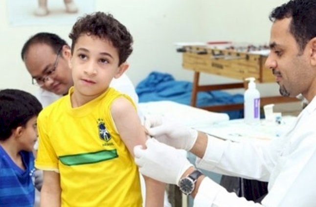 وزيري ينفي شائعة حدوث أمراض جانبية بعد تلقي التطعيم المدرسي