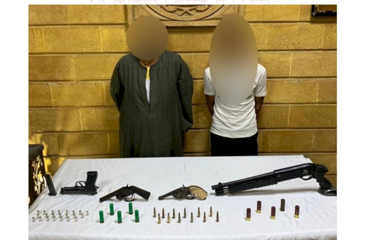 اسلحة نارية بحوزة تاجر وابنه للدفاع عن النفس