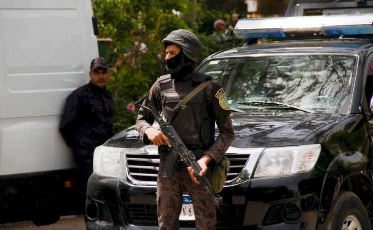 الشرطة تعيد طفل الخانكة الي احضان والدته