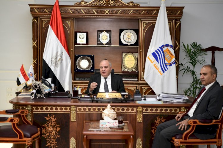 محافظ قنا يلتقي مسئولي التأمين الصحي لمتابعة الخدمات المقدمة للمرضى