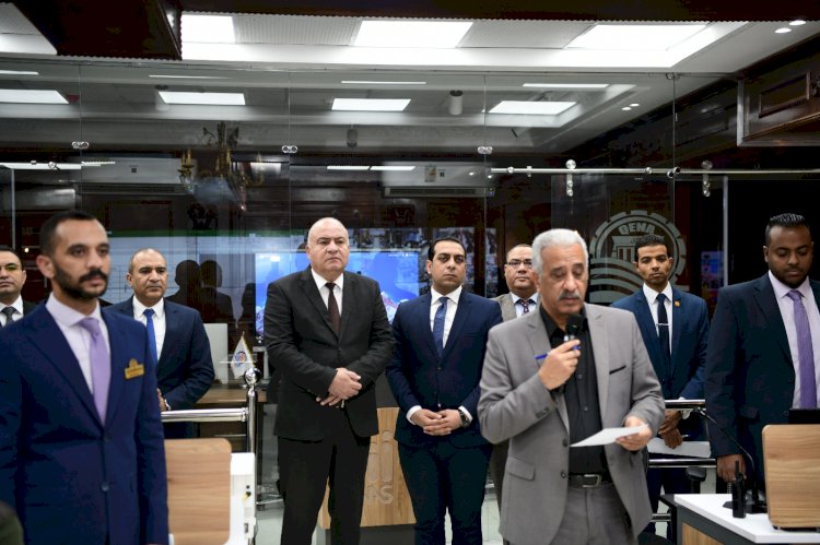 خلال ترأسه غرفة العمليات.. محافظ قنا يتابع سير الانتخابات الرئاسية لليوم الثاني علي التوالي 