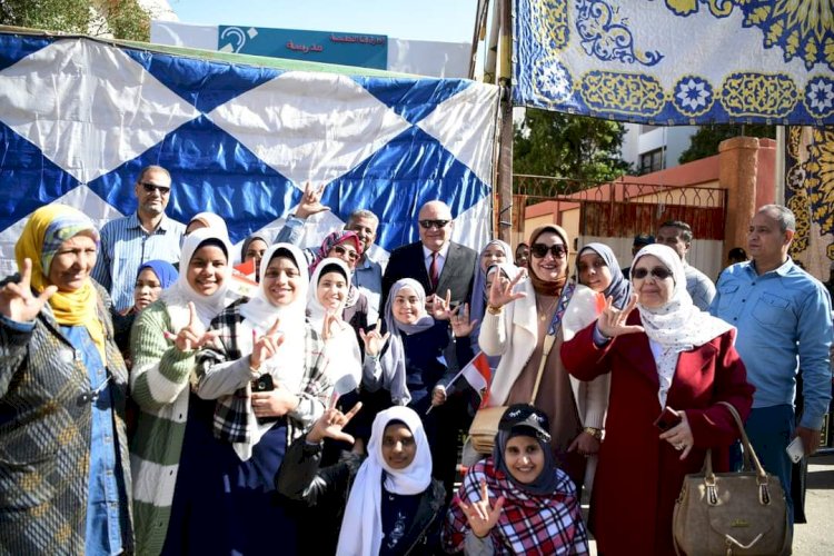 محافظ قنا يتفقد اللجان الانتخابية ويشيد بمشاركة ذوى الهمم 