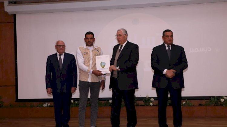 القصير وامنة يسلمان العقود المؤمنة للمزارعين ببورسعيد