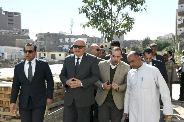 محافظ قنا ومساعد وزير الصحة  والحاج ناجى صديق سفير آل المرزوق بمصر يتفقدون مشروع إنشاء مستشفي الرمد