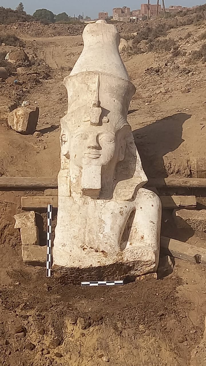 الكشف عن تمثال للملك رمسيس الثاني في الأشمونين بمحافظة المنيا