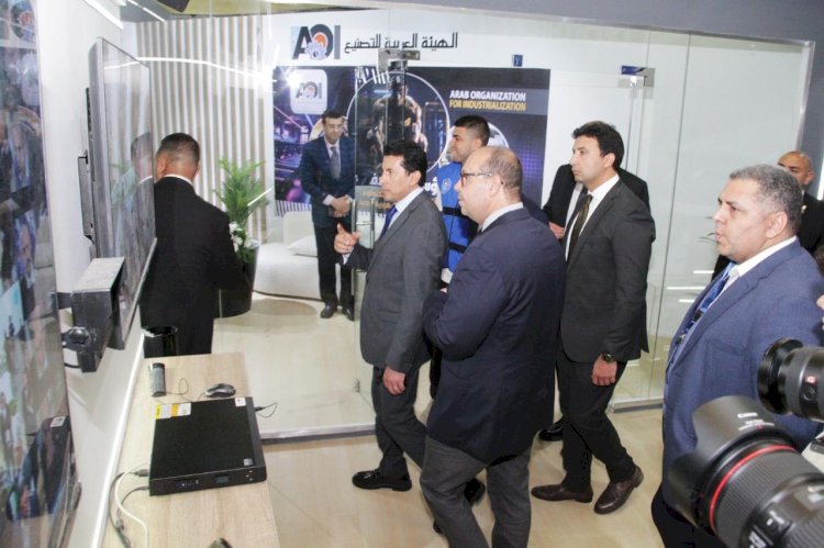 وزير الرياضة يشيد بالعربية للتصنيع في انتاج المستلزمات الرياضية