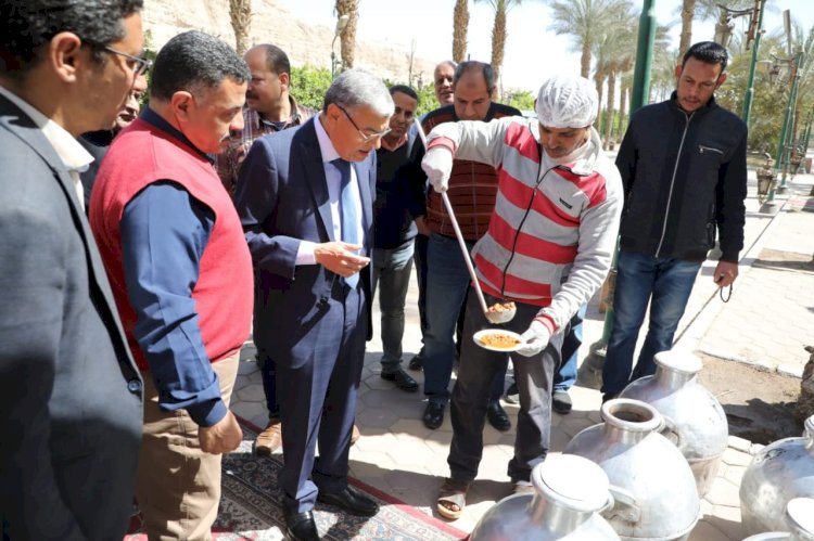 محافظ المنيا يتفقد مشروع قدرة الفول المدمس لتوزيعها يومياً بالمجان على الأسر الأكثر احتياجاً