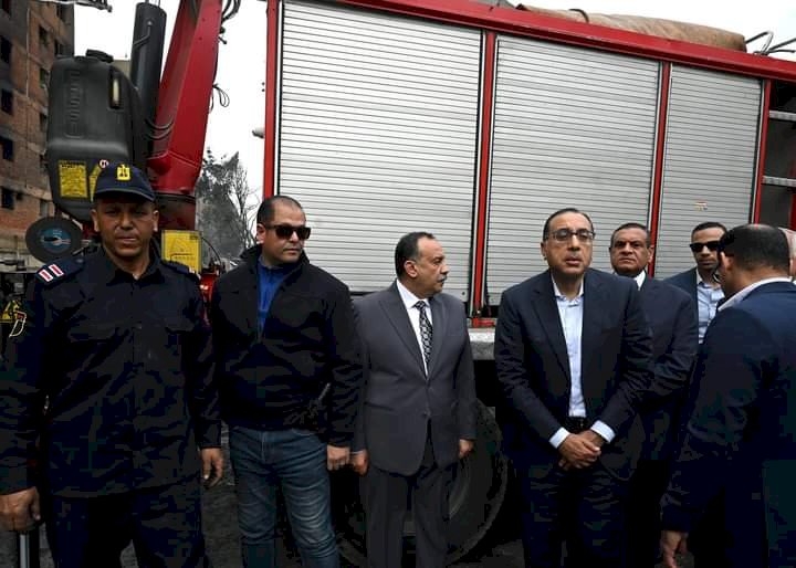 رئيس الوزراء يتفقد موقع حريق العمرانية وقدم مفاجآت للأهالي
