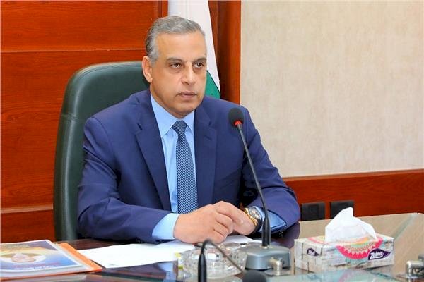 محافظ سوهاج يتابع العمل بمواقف السيارات ومحطات الوقود