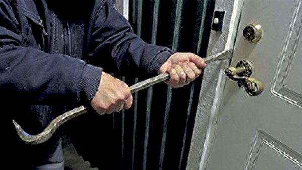ضبط قضايا سرقات في عدد من المحافظات وملاحقة مرتكبيها