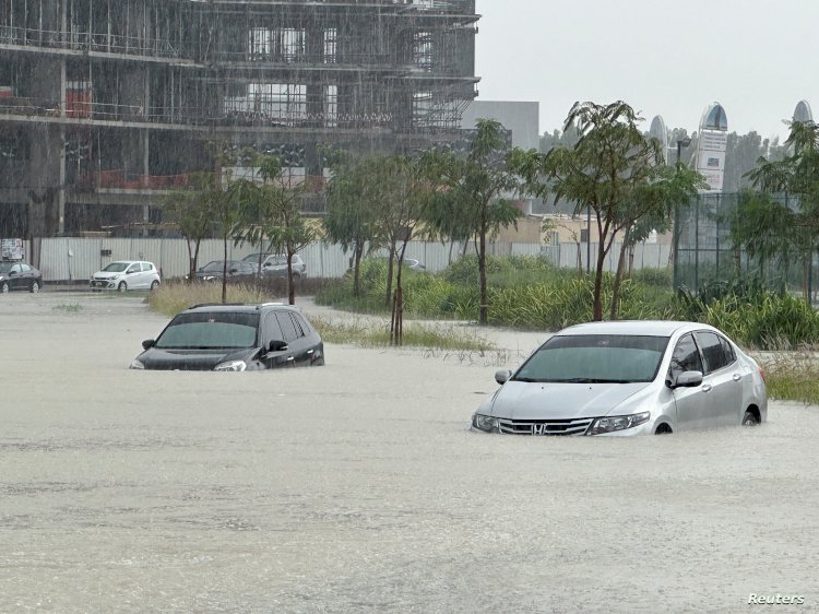 أمطار قياسية في دبي تحدث لأول مرة منذ 75 عاما تشل كل الطرق
