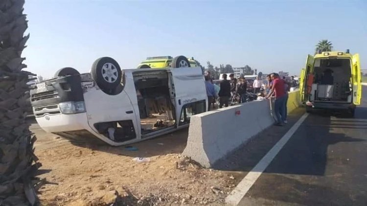 إصابة 17 شخصا بحادث انقلاب ميكروباص في المنيا