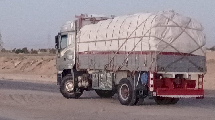 تموين المنيا يضبط سيارة محملة بـ24 طنا من محصول القمح قبل بيعها فى السوق السوداء على طريق أسيوط الغربى