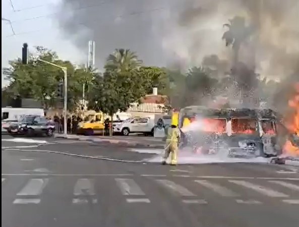 انفجار وتدمير حافلة في تل أبيب والرعب يخيم علي السكان