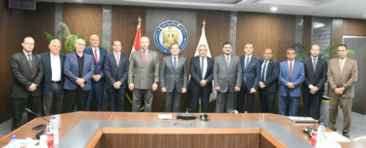 الملا يشهد عقد تأسيس ذهب أبومروات واتون مايننج انك الكندية