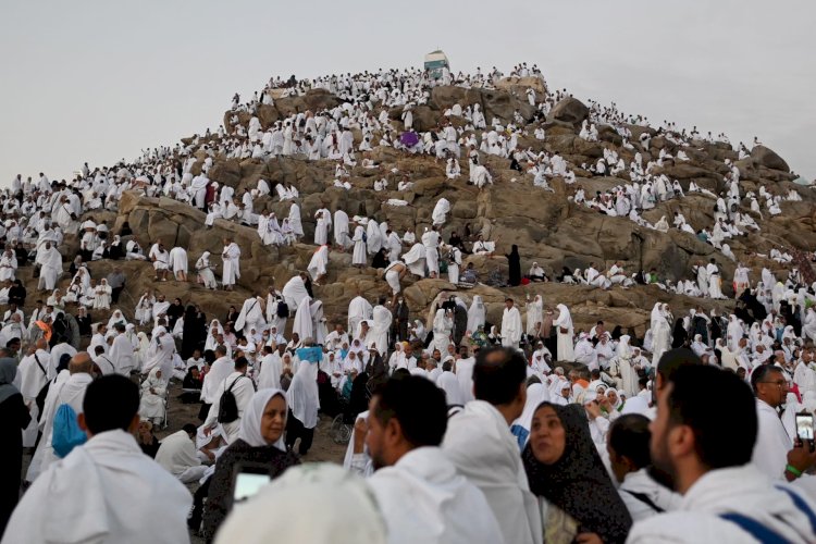 يؤدون الركن الأعظم.. حجيج بيت الله على صعيد عرفات