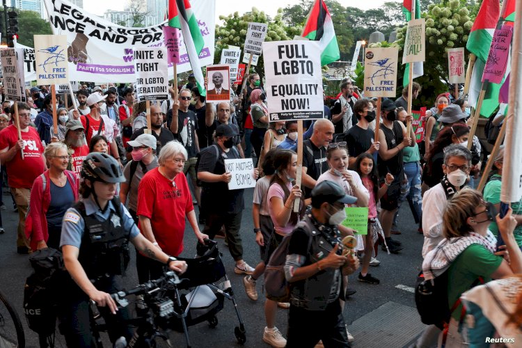 اختراق السياج الأمني للمؤتمر الوطني الديمقراطي في شيكاغو تأيدا لفلسطين