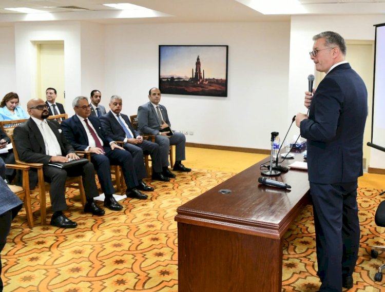حوار بين وزير البترول وسفراء مصر لاطلاعهم علي فرص الاستثمار في مجالات البترول