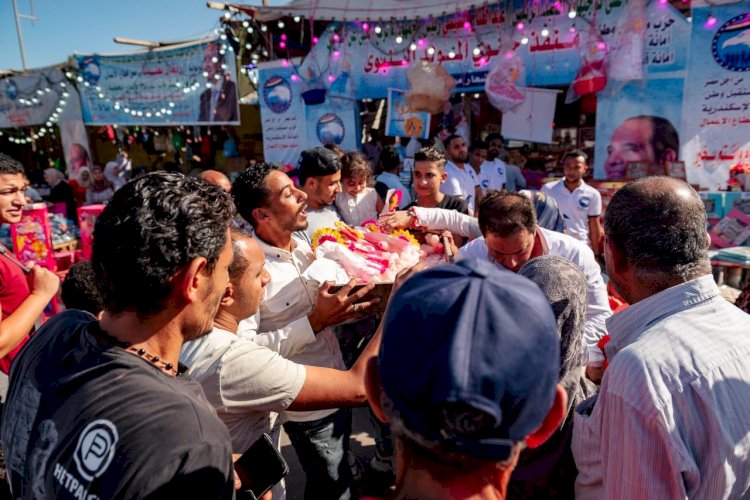 قيادي بمستقبل وطن الإسكندرية يطلق مبادره لتوزيع الحلوي  للأهالي احتفالا بالمولد النبوي الشريف