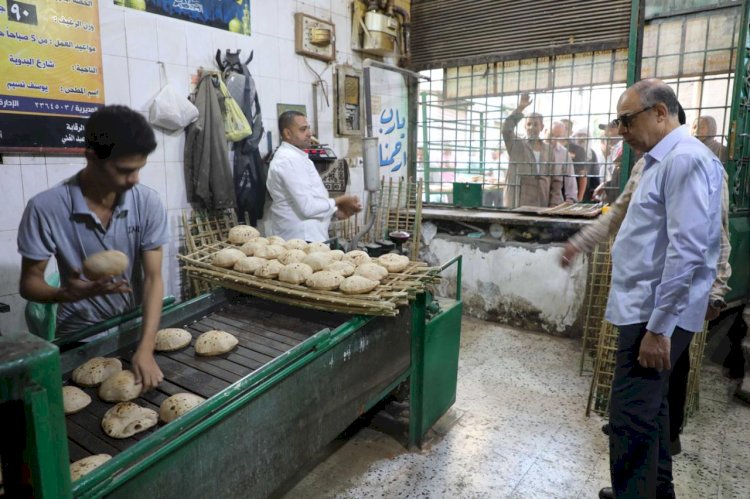 محافظ المنيا يشهد توزيع الخبز مجاناً ضمن مبادرة "بداية جديدة" لبناء الإنسان المصري