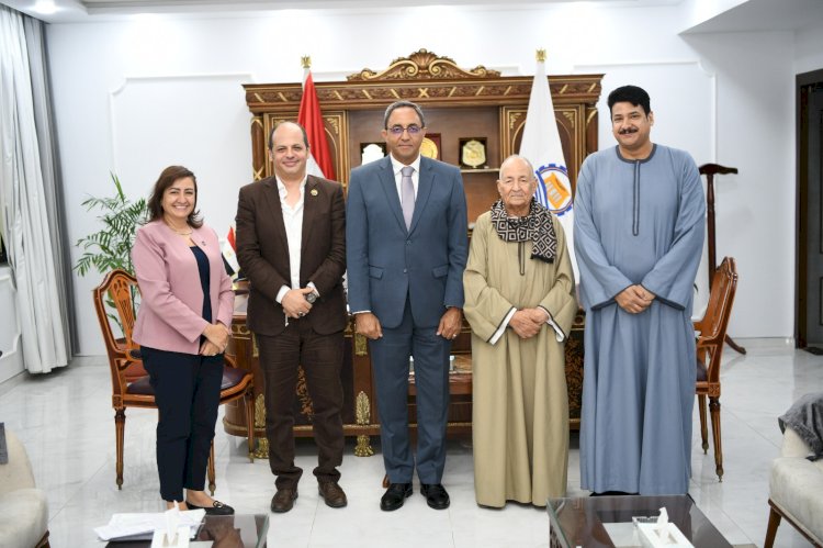 خلال استقباله وفد الشعب الجمهورى .. محافظ قنا يناقش سبل التعاون المشترك 