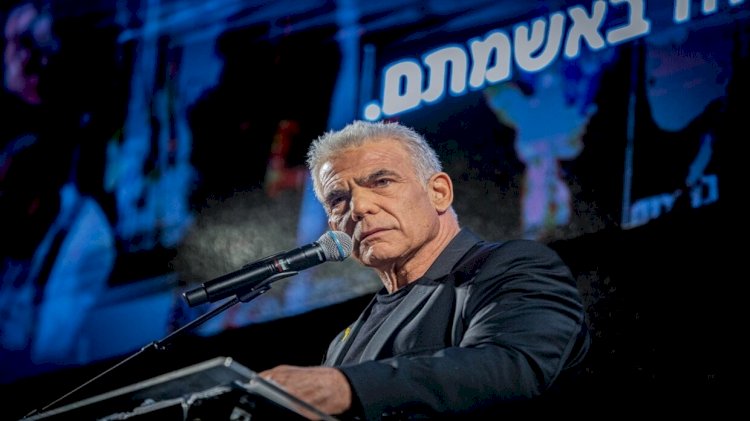 لبيد يتهم أمريكا بأنها تقف ضد ضرب إيران بسبب أسعار النفط والانتخابات