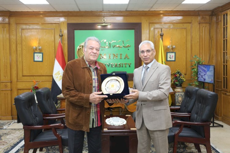 رئيس جامعة المنيا يكرم الدكتور أحمد نوار لإسهاماته في الحركة الثقافية والفنية