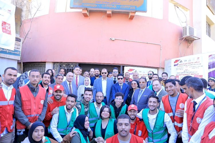 "سراج" يتفقد القافلة الطبية المجانية بمستشفى الهلال الأحمر الخيري
