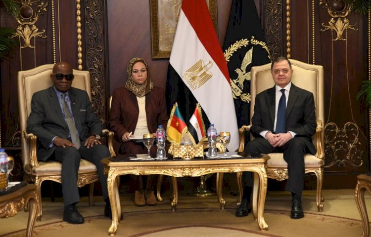 وزير الداخلية والمندوب العام للأمن الوطنى بالكاميرون يبحثان التعاون الامني