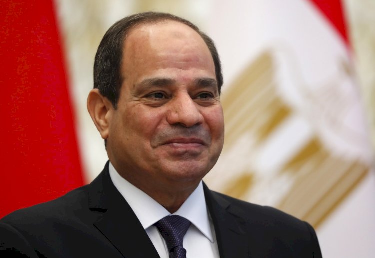 بمناسبة جائزة كاف.. اتحاد كرة القدم يهنيء الرئيس السيسي