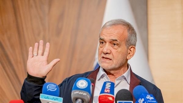 الرئيس الإيراني من قمة مجموعة الثماني بالقاهرة: نعمل على تسريع الشراكات التجارية